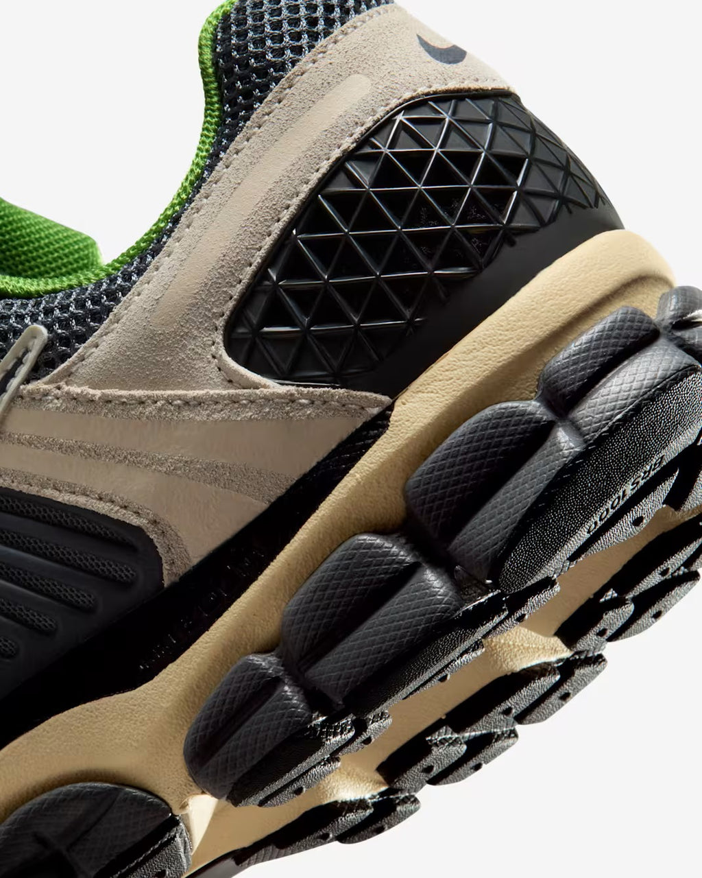 NIKE Zoom Vomero 5