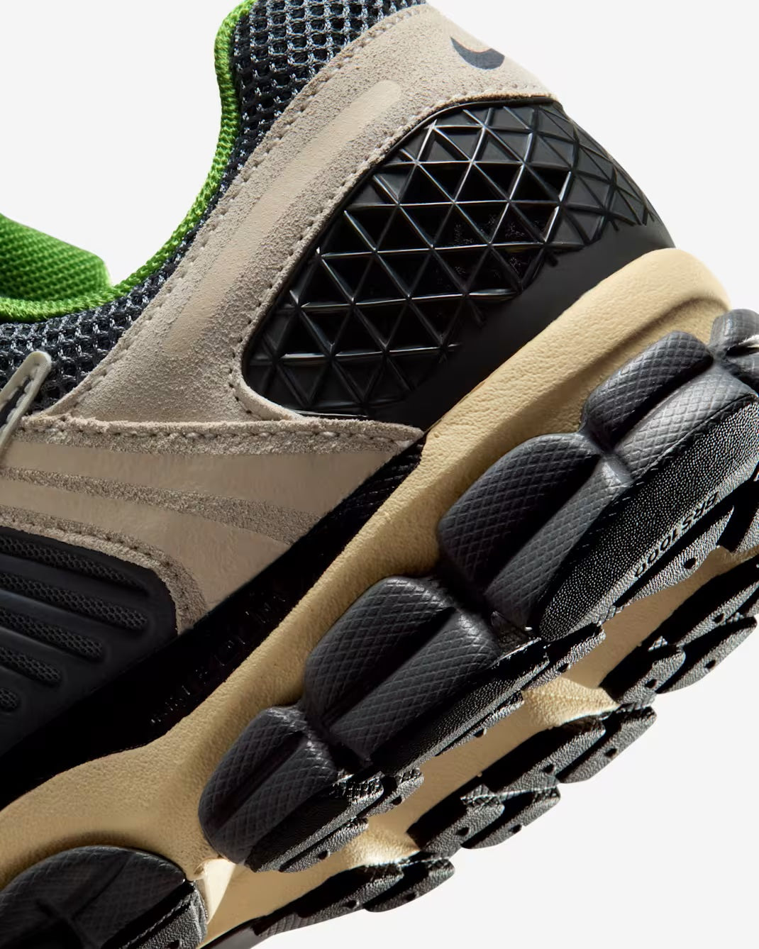 NIKE Zoom Vomero 5